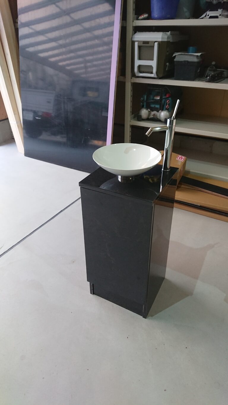 設計会社様ご依頼｜トイレ手洗い造作工事を施工しました