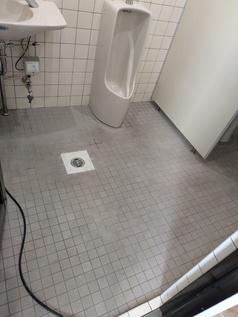 摂津市 商業ビル 長尺シート張り 施工事例｜耐久性と清掃性に優れた床リフォーム