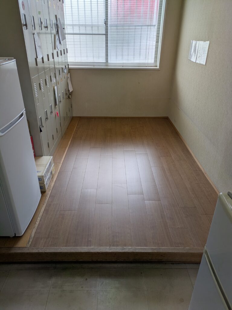 京都の店舗の休憩室 フローリング張り工事を行いました