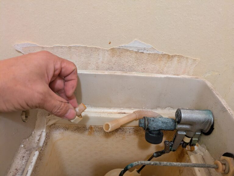 大東市トイレ ロータンクからの漏水修理 施工事例｜部品交換で安心・快適に改善