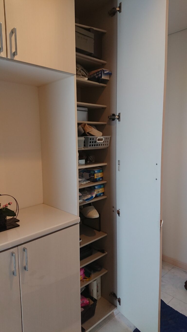 【施工事例】シューズクロゼットの扉の丁番交換｜家具修繕でスムーズな開閉に