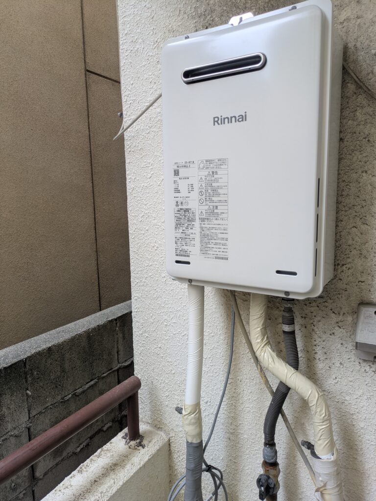 【要注意】給湯器の内部から水漏れ！原因と対処法をプロが解説