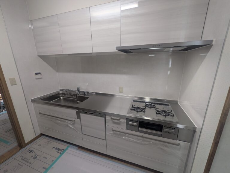 【門真市】システムキッチン組立工事の施工事例｜使いやすさと収納力が大幅アップ！