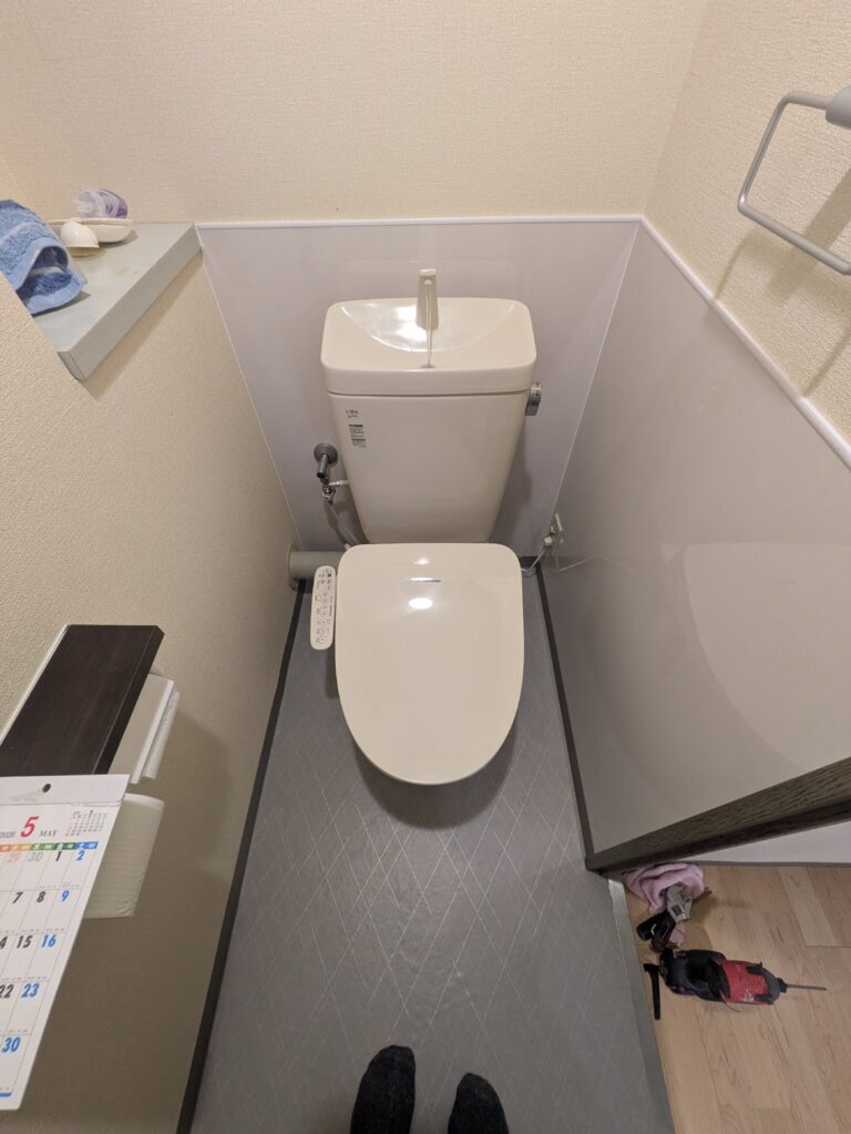 【生駒市】トイレ内セラール張り工事｜漏水被害による内装補修施工事例
