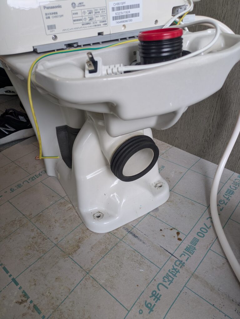 【四條畷市】トイレの床が濡れる原因は？大便器排水管用接続パッキン交換工事を行いました　四条畷市