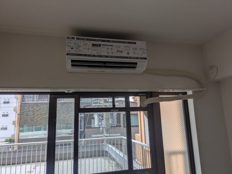大阪市内｜配管穴がないお部屋へのエアコン取付工事｜換気用小窓を利用して対応しました