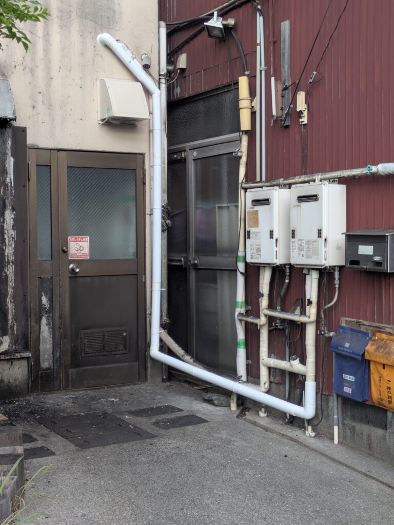 【店舗の給湯配管漏水を解決】新規露出配管で迅速に復旧した施工事例