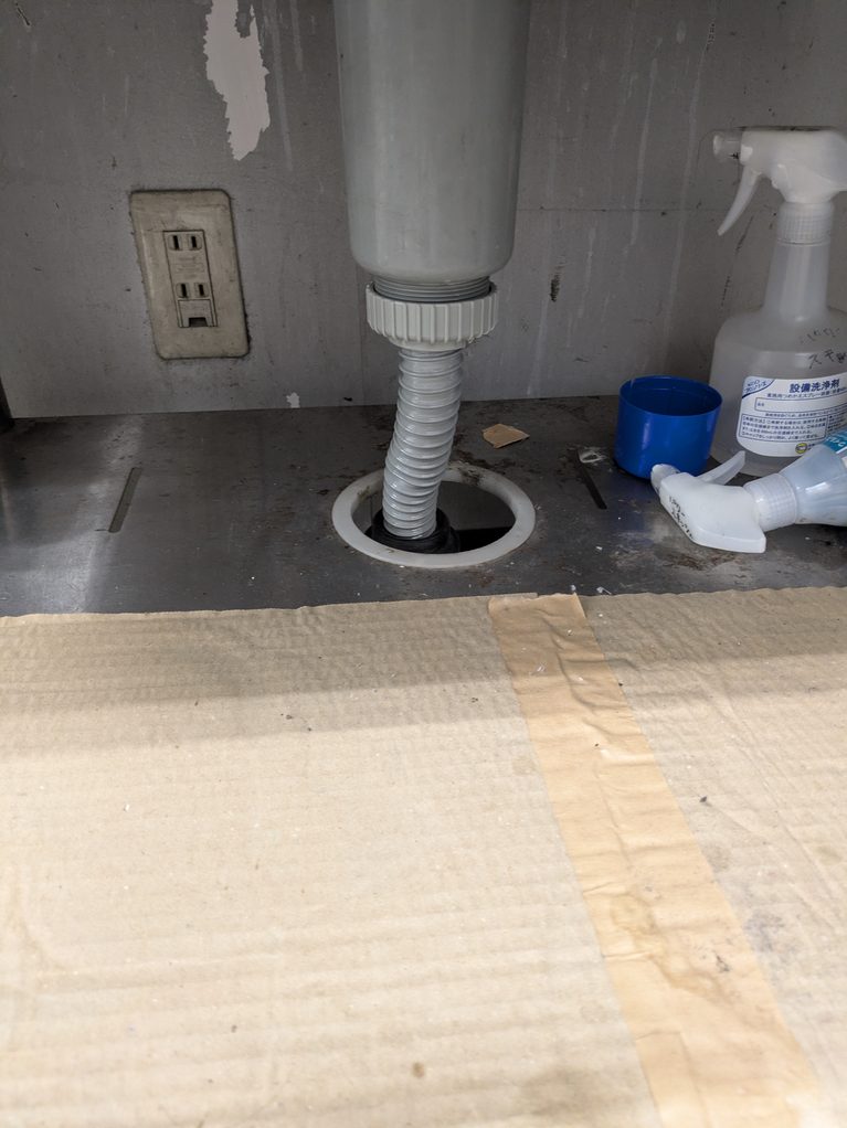 店舗の流し台から水漏れ｜排水ジャバラホース交換で漏水を解消した施工事例